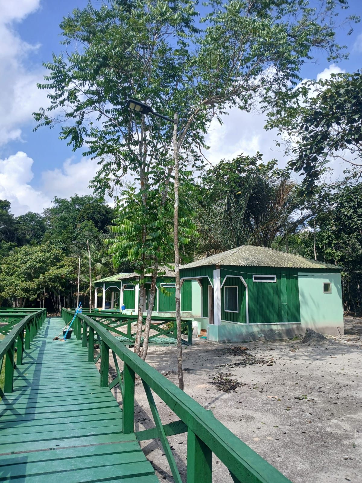 Cabana entre a vegetação amazônica